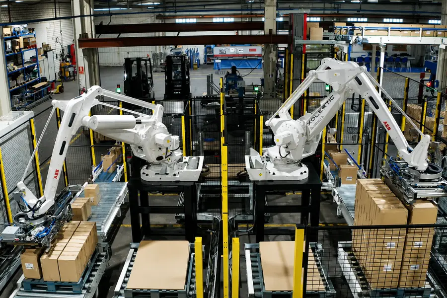 End of line automation, robots palletizing boxes